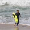 Cauã Reymond curtiu o dia de sol dentro do mar. Nessa sexta-feira, 24 de julho de 2015, o ator surfou na Prainha, Zona Oeste do Rio de Janeiro