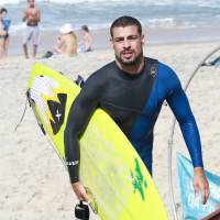Cauã Reymond faz manobras sobre prancha em dia de surfe em praia do Rio