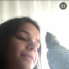 Bruna Marquezine encheu sua calopsita de beijos e mostrou o chamego em vídeo no Snapchat: 'Amor da minha vida'