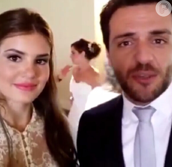 Rodrigo Lombardi e Camila Queiroz brincam sobre a cena. 'Hoje é o dia do meu casamento'. diz Lombardi. Camila brinca: 'Não é comigo'