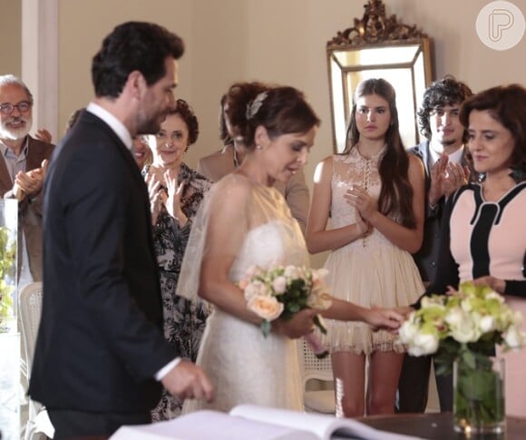 No casamento de Carolina (Drica Moraes) e Alex (Rodrigo Lombardi) , na novela 'Verdades Secretas', Angel (Camila Queiroz) fica arrasada