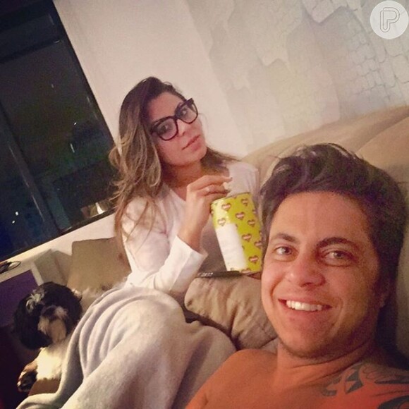 Thammy postou foto ao lado da namorada, Andressa Ferreira, acompanhando sua entrevista no programa de Jô Soares