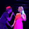 Carolina Dieckmann cantou em show do cantor Mumuzinho na noite de sábado, dia 25 de julho de 2015