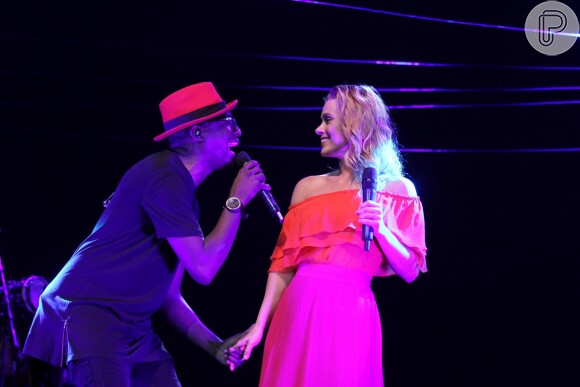 Carolina Dieckmann cantou em show do cantor Mumuzinho na noite de sábado, dia 25 de julho de 2015