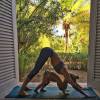 Gisele Bündchen postou neste domingo (26), uma foto praticando ioga ao lado da filha, Vivian, de 2 anos, em seu Instagram
