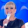 A apresentadora Eliana apareceu neste domingo (26) usando uma franja em seu programa, e fez muito sucesso entre os internauta: 'Tá linda'