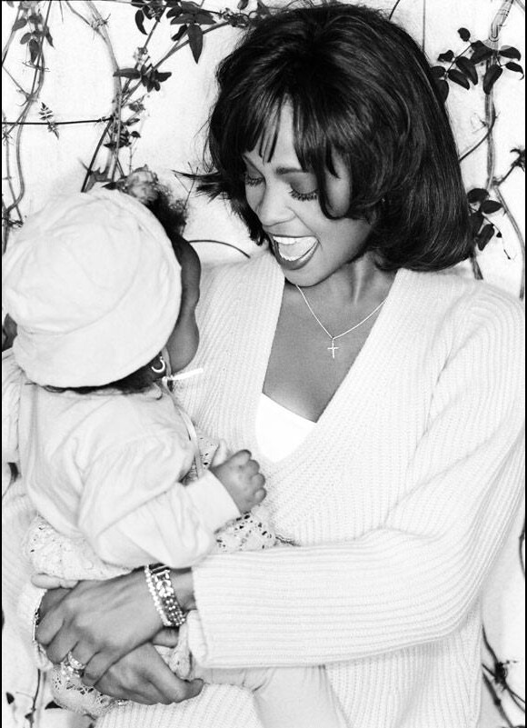 Representantes de Whitney Houston usaram a página oficial da cantora no Facebook para comunicar a morte de Bobbi Kristina e usaram uma foto na qual ela aparece nos braços da mãe, ainda pequena