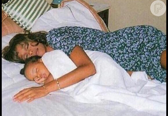 Bobbi Kristina morreu após seis meses internada. A jovem foi encontrada inconsciente na banheira de sua casa, em janeiro, mesmas circunstâncias nas quais Whitney Houston morreu em 2012