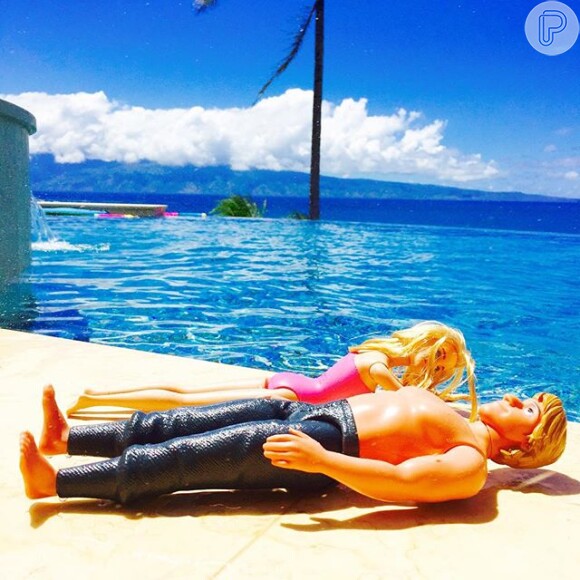 Luciano Huck anunciou suas férias com a foto de dois bonecos na beira do mar