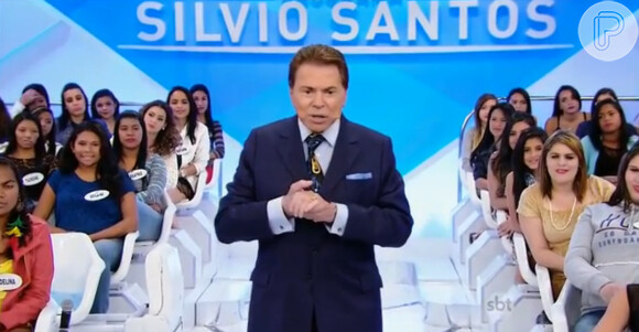 Silvio Santos prometeu pagar R$ 3 mil para quem encontrar o terno que usou no desfile da escola de samba Tradição, no Carnaval de 2001