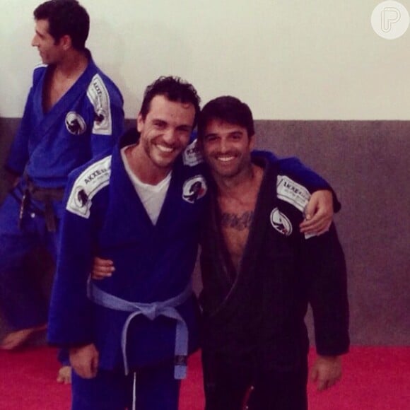 Rodrigo Lombardi, de 'Verdades Secretas', comemora faixa azul no jiu-jítsu