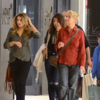Xuxa e Sasha fazem compras em shopping e chamam a atenção dos fãs