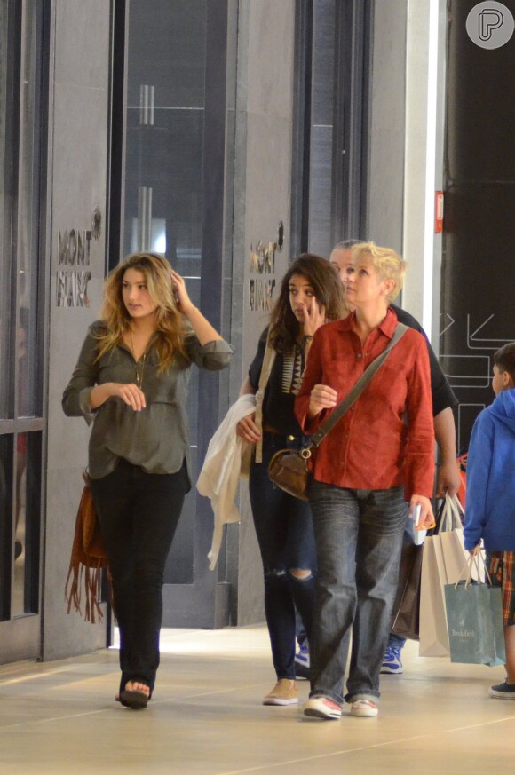 Xuxa e Sasha foram às compras na noite de segunda-feira, 27 de julho de 2015, um dia antes do aniversário da jovem