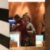 Xuxa e Sasha foram às compras na noite de segunda-feira, 27 de julho de 2015, um dia antes do aniversário da jovem. Acompanhadas por uma amiga e um segurança, mãe e filha chamaram a atenção dos fãs
