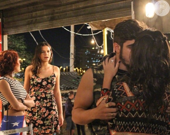 Na novela 'I Love Paraisópolis', Mari (Bruna Marquezine) flagra Grego (Caio Castro) e Bruna (Giullia Buscaccio) se beijando no escritório do bandido. A cena está prevista para ir ao ar nesta terça-feira, dia 28 de julho de 2015