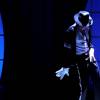 A luva de cor branca e com detalhes de lantejoulas é a terceira peça do tipo, que pertenceu à Michael Jackson, a ser posta à venda