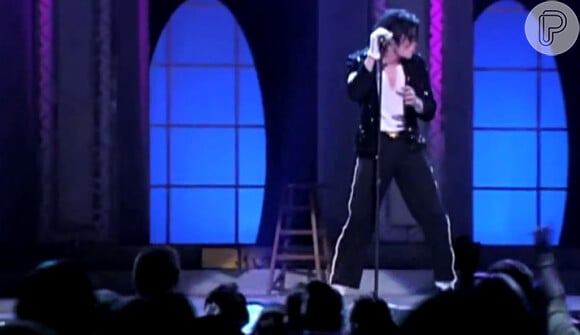 Outras duas luvas de Michael Jackson foram leiloadas em 2009 e 2010, nos valores aproximados de R$ 500 mil e R$ 1 milhão, respectivamente
