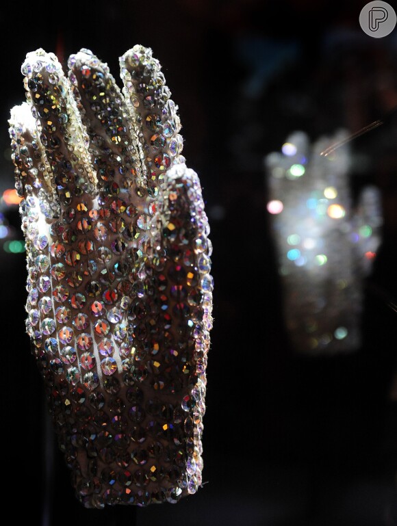 Michael Jackson deu a luva para seu amigo Paul Bedard que, em 2005, vendeu a peça para um colecionador privado