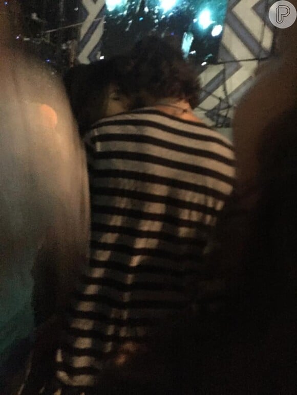 Bruna Marquezine foi vista aos beijos com o top Marlon Teixeira no Lollapalooza