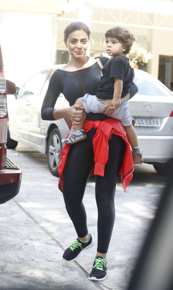 Juliana Paes foi fotografada sem maquiagem e deixando a academia com seu filho caçula, Antonio, nesta terça-feira, dia 28 de julho de 2015