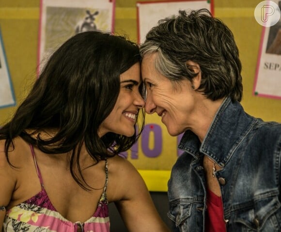 Tóia (Vanessa Giácomo) e Djanira (Cássia Kis Magro) são mãe e filha de criação, na novela 'A Regra do Jogo' que estreia em 31 de agosto de 2015 na TV Globo
