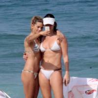 Letícia Birkheuer e a irmã, Michele, mostram boa forma de biquíni na praia