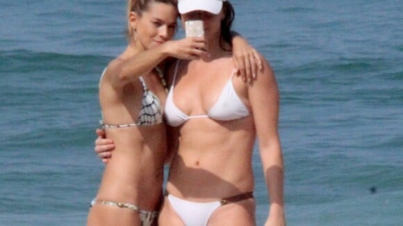 Letícia Birkheuer e a irmã, Michele, mostram boa forma de biquíni na praia