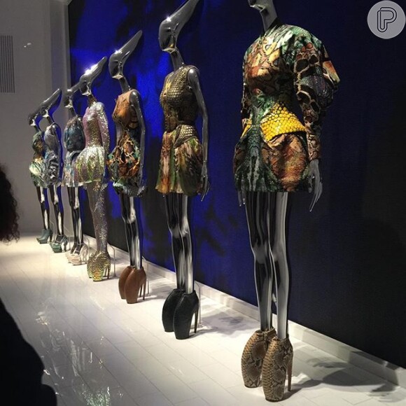 A coleção dos saltos, nomeada 'Plato's Atlantis', está em destaque na exposição 'Alexander McQueen: Savage Beauty', que chegou ao Victoria and Albert Museum, em Londres na semana passada