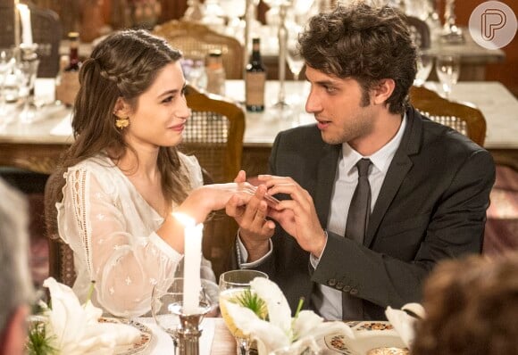 Rafael (Chay Suede) faz um discurso emocionado e declara seu amor por Laís (Luisa Arraes) ao colocar a aliança de noivado em seu dedo, na novela 'Babilônia'