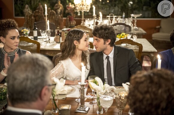 Rafael (Chay Suede) e Laís (Luisa Arraes) comemoram seu noivado, na novela 'Babilônia'
