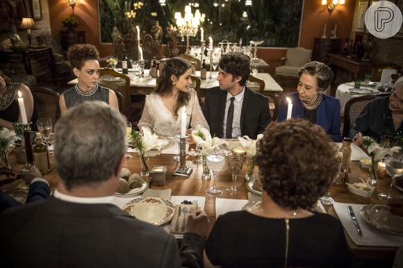 Teresa (Fernanda Montenegro) e Estela (Nathalia Timberg) organizam um jantar de noivado para Rafael (Chay Suede) e Laís (Luisa Arraes), na novela 'Babilônia'