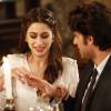 Emocionados, Rafael (Chay Suede) e Laís (Luisa Arraes) trocam as alianças de noivado, na novela 'Babilônia'