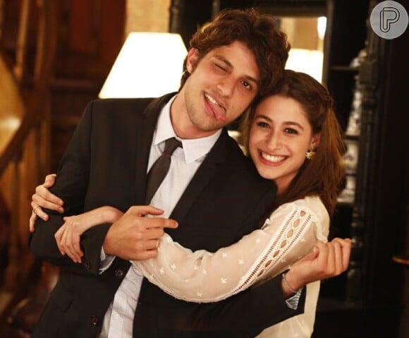 Rafael (Chay Suede) e Laís (Luisa Arraes) fazem caras e bocas para as fotos da imprensa de Jatobá, após o noivado, na novela 'Babilônia'