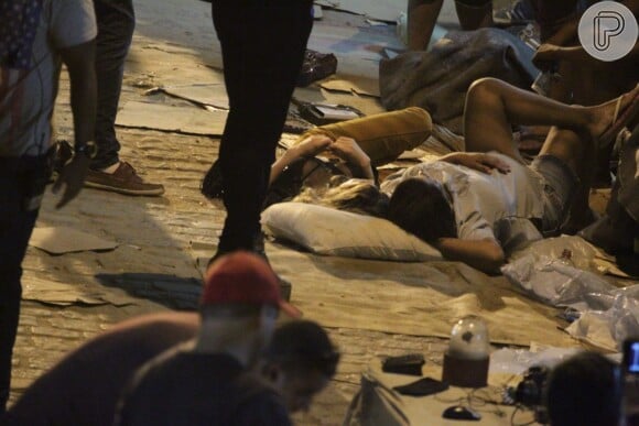 Grazi Massafera se deitou no chão durante gravação da trama das onze da TV Globo