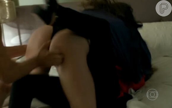 Giovanna (Agatha Moreira) e Fanny (Marieta Severo) começam a brigar e caem na cama, entre tapas e puxões de cabelo