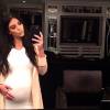 Kim Kardashian exibiu a barriga avantajada demais na última segunda-feira (27). Seguidores e imprensa internacional questionam a gravidez da socialite