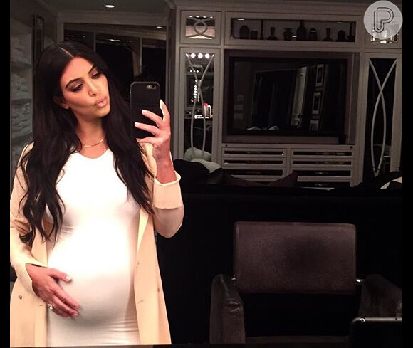 Kim Kardashian exibiu a barriga avantajada demais na última segunda-feira (27). Seguidores e imprensa internacional questionam a gravidez da socialite