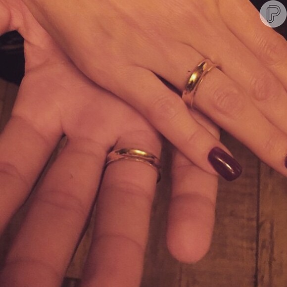 Antonia Fontenelle e Jonathan Costa exibiram em rede social as alianças de noivado