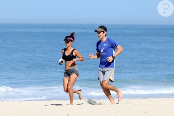 Carol Barcellos faz exercícios com frequência e já foi clicada ao lado do marido durante uma corrida na praia