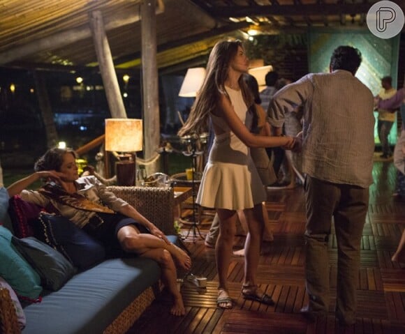 'Verdades Secretas': em lua de mel, Alex (Rodrigo Lombardi) e Angel (Camila Queiroz) dançam observados por Carolina (Drica Moraes)