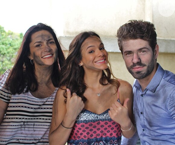 Olga (Paula Barbosa), Mari (Bruna Marquezine) e Benjamin (Maurício Destri) sobrevivem à explosão preparada a mando de Gabo (Henri Castelli), na novela 'I Love Paraisópolis'