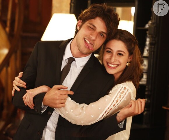 Laís (Luisa Arraes) convoca a imprensa de Jatobá para seu noivado e posa feliz ao lado de Rafael (Chay Suede), na novela 'Babilônia'