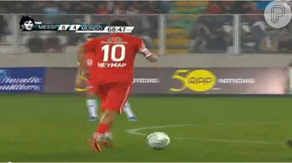 Ele pegou a bola no meio do campo, tocou para Daniel Alves, que devolveu para Neymar