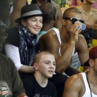 Madonna visita favela de Vigário Geral com roupa de inverno apesar de 40ºC