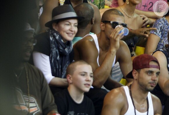 Madonna, o namorado dela, Brahim Zaibat, e o filho Rocco visitam a favela de Vigário Geral, no Rio de Janeiro, em 7 de dezembro de 2012