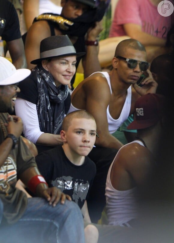 Madonna usa chapéu e lenço no pescoço em pelo calor no Rio