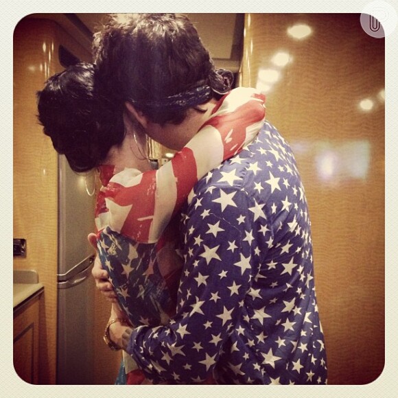 Katy Perry publicou uma foto abraçada a John Mayer no feriado da independência dos Estados Unidos, mostrando que retomaram o namoro, na noite desta quinta-feira, 4 de julho de 2013