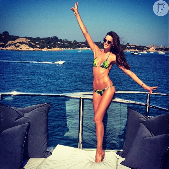 Izabel Goulart posa de biquíni durante passeio de barco na Itália, em 5 de julho de 2013: 'Dia perfeito!! Paraiso!!'