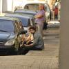 Caio Castro lancha sentado na calçada, antes de gravar cenas para 'Amor à Vida'