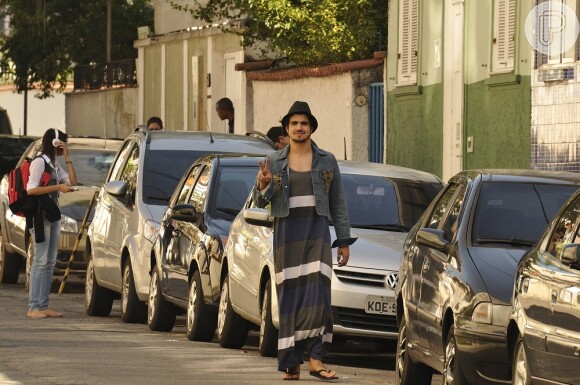 Caio Castro grava cenas de 'Amor à Vida' vestido de mulher em Botafogo, Zona Sul do Rio de Janeiro, neste domingo, 7 de julho de 2013